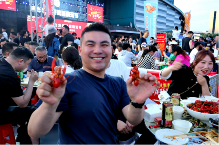 蚌埠龙虾啤酒嗨玩节：吃龙虾用聚乳酸环保餐具